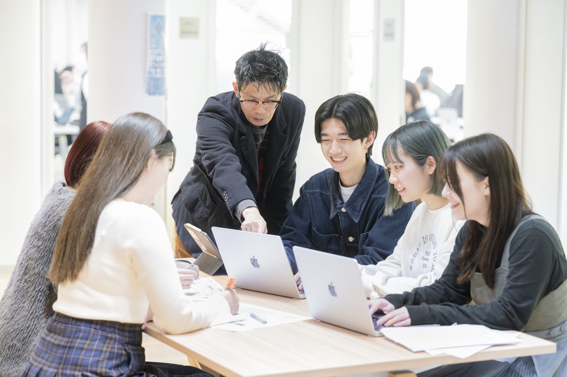 高校生が進路相談をしている様子