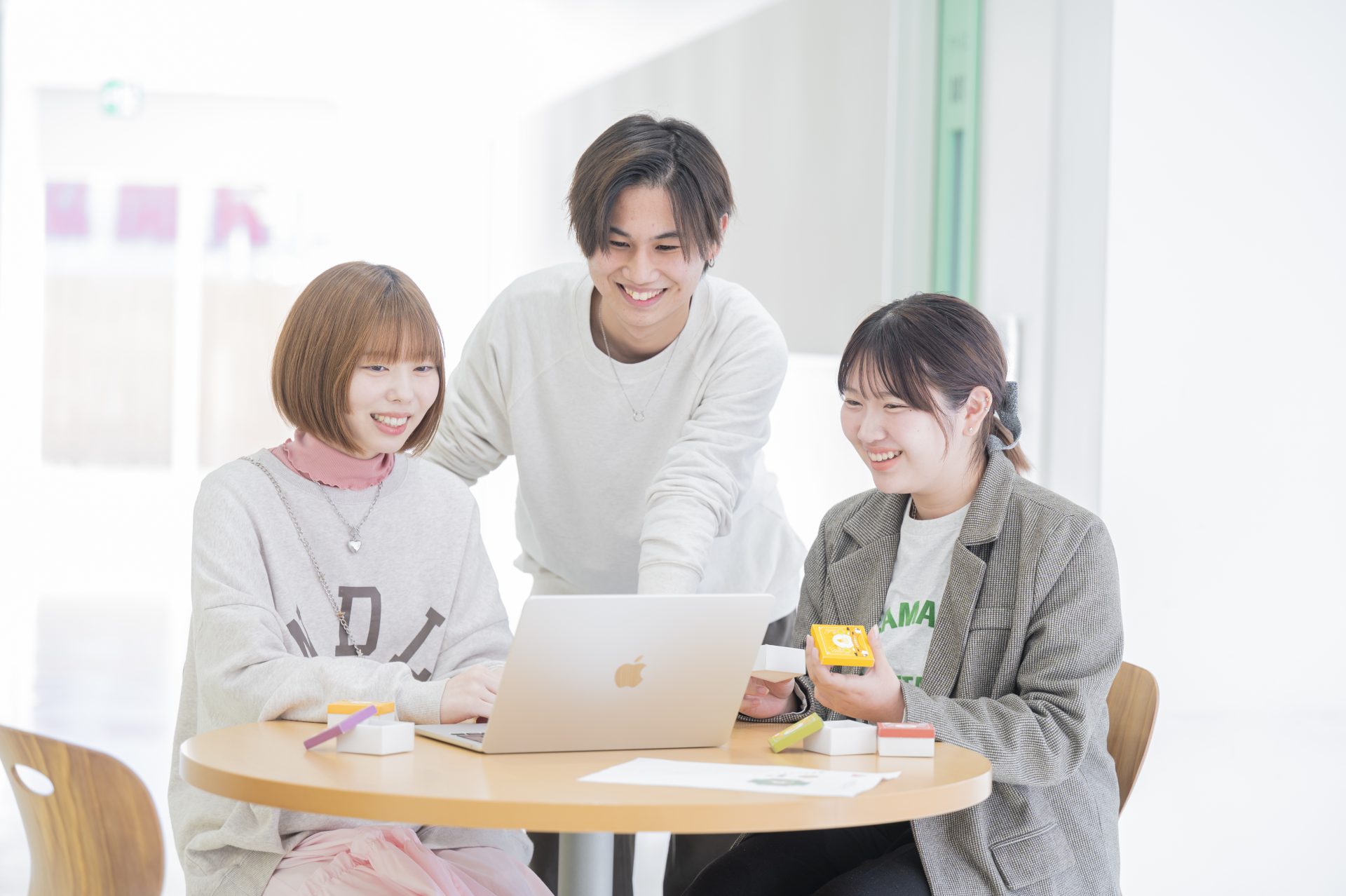 学生が学んでいる様子
