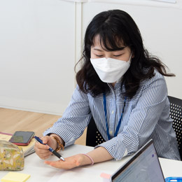 K.I｜3年｜メ｜横浜平沼高校出身｜印刷系デザイン会社内定<br>印刷からWebや映像など幅広い知識を実際に仕事をしているような感覚で楽しく身につけられました。グループワークも多くて大変でしたが、グループで制作する意義やコミュニケーションの大切さを学べました。