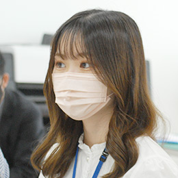 U.S｜2年｜メ｜横須賀市立横須賀総合高校出身<br>通学中の電車で、自分がつくった中吊り広告を見て、とても感動しました。完成まで何度も修正があって大変でしたが、自分のつくったモノを通して、人が動くきっかけになるような仕事をしたいと思うようになりました。