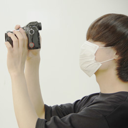 A.O｜2年｜映｜中野立志館高校出身｜<br>高校時代から写真を撮っていましたが、ここで学んで、写真を撮る意味、作品をつくる意味などを考えながら制作に取り組めるようになりまた。写真とグラフィックが扱える強みを活かして、頑張っていきたいと思います。