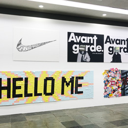 2年｜アドバタイジング<br>ブランディング広告<br><br>授業概要｜広告の基礎表現と制作のプロセスをワークショップ形式で実践的に学ぶ。